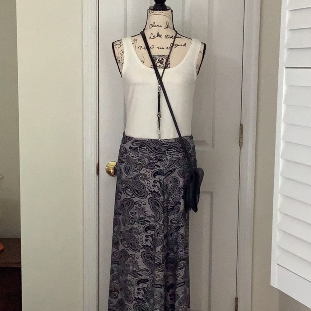 Paisley black & white pull on skirt